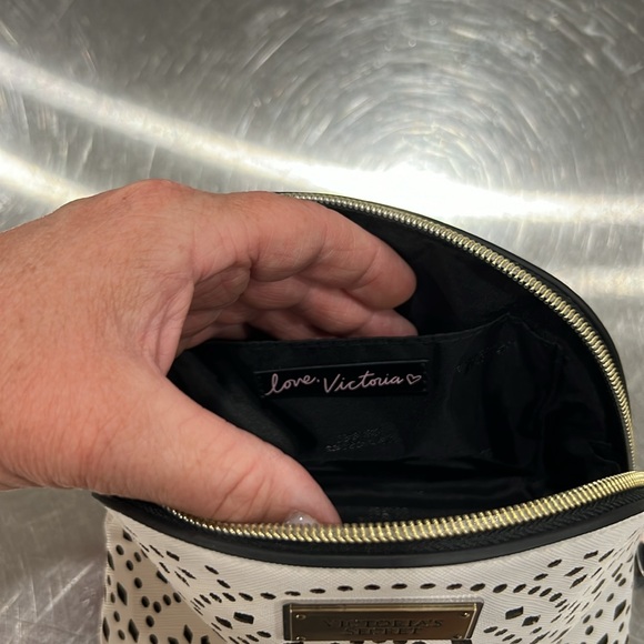 NWT Victoria’s Secret Makeup Bag - Picture 7 of 7